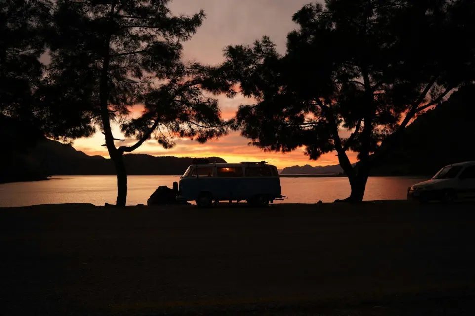 Van au coucher du soleil