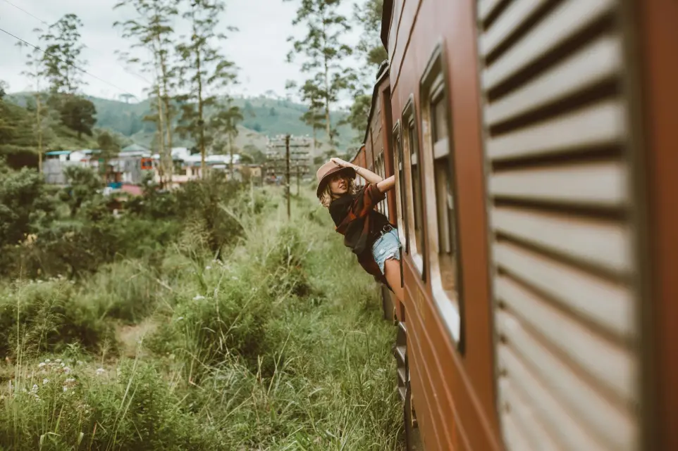 Femme dans un train